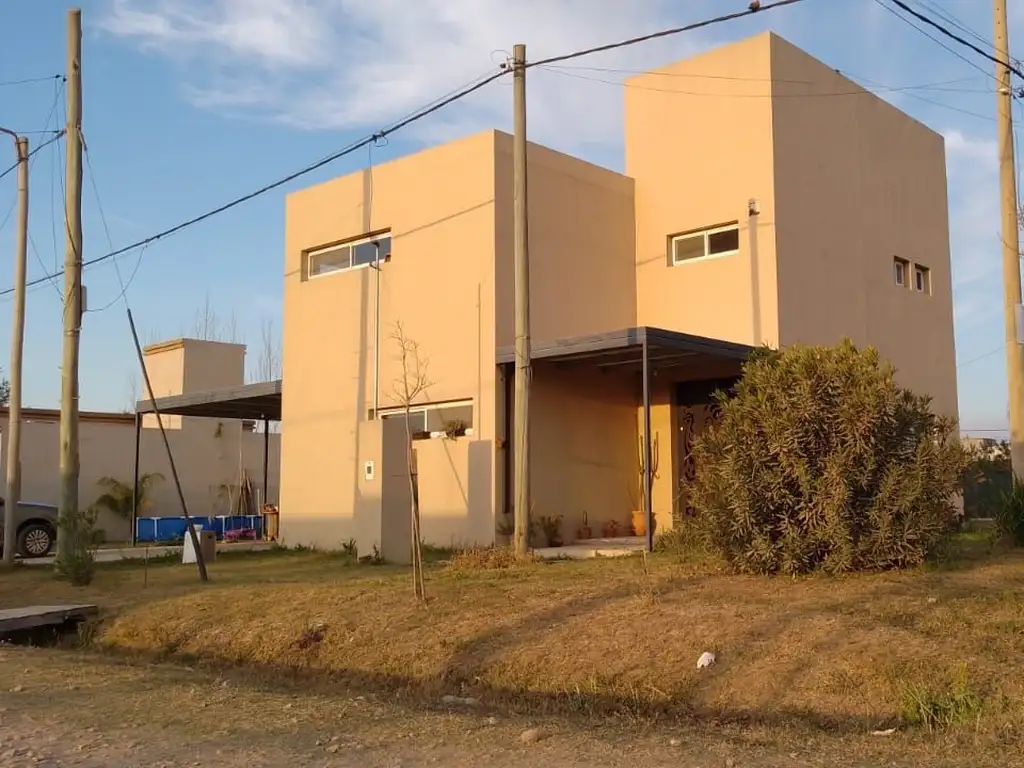 Casa en venta de 4 dormitorios c/ cochera en Roldán