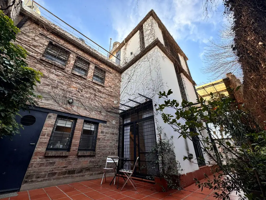 Casa al frente de tres dormitorios con cochera, patio, parrillero y terraza. La Sexta, Rosario.