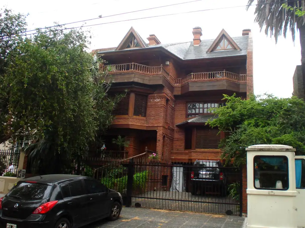 Excelente residencia - en Belgrano R- ideal uso familiar o embajada-jardín y piscina.