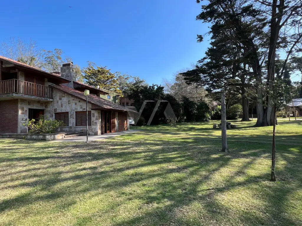 Casa con 4 dormitorios. Gran jardin. Bosque Peralta Ramos.