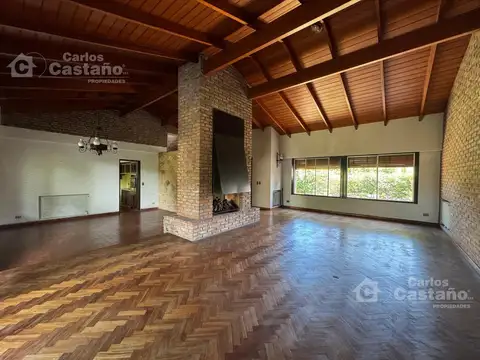 Solido Chalet de 450m2 Para Mejorar, Sobre Lote de 800m2