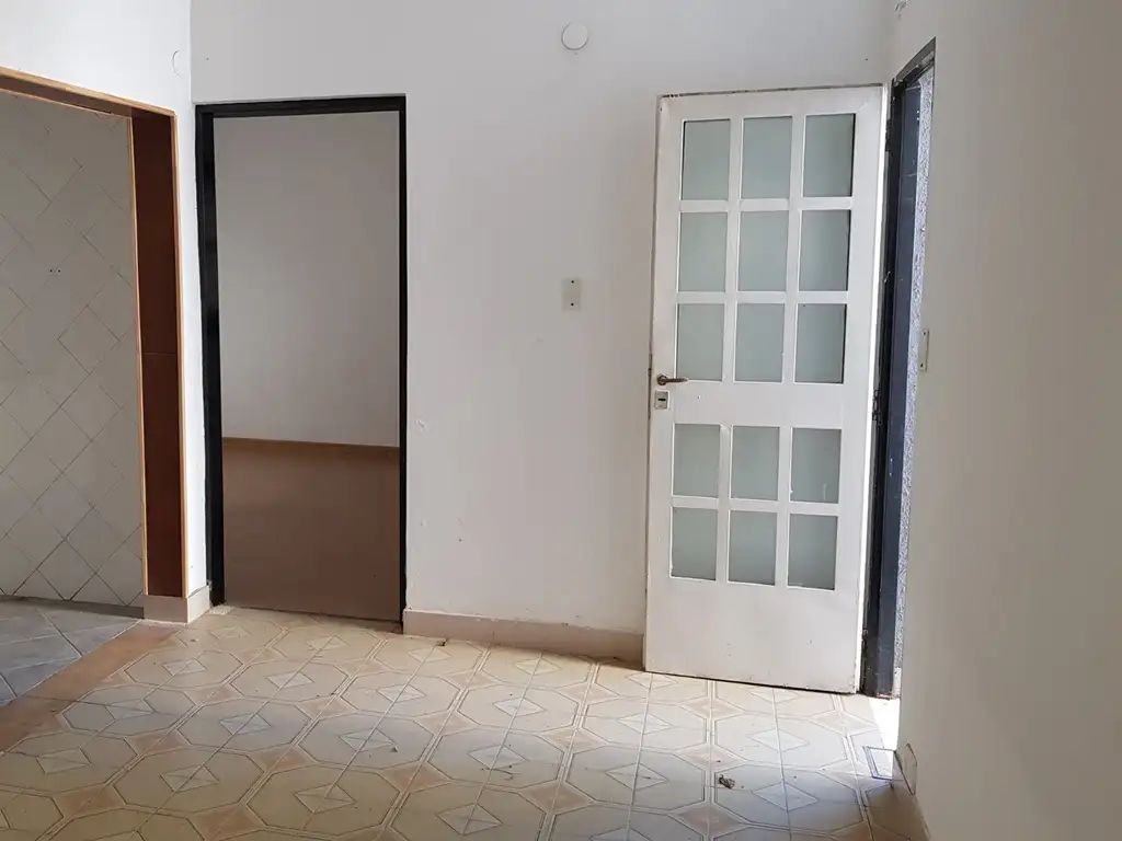 MUY BUEN DEPARTAMENTO TIPO CASA POR PASILLO, 3 AMBIENTES CON PATIO DESCUBIERTO Y SIN EXPENSAS