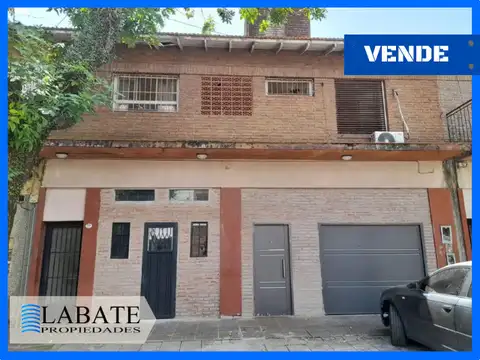 Casa con locales y amplio jardin en Venta en Don Torcuato