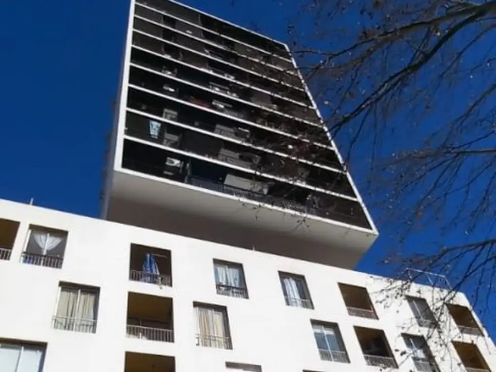 Venta de piso dpto 3 amb. con  cochera, edificio categoria