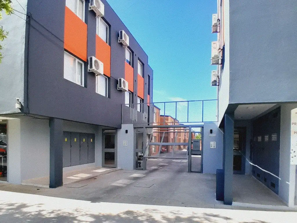 Duplex Dos Dorm. con Cochera y Patio, Barrio Canal V.