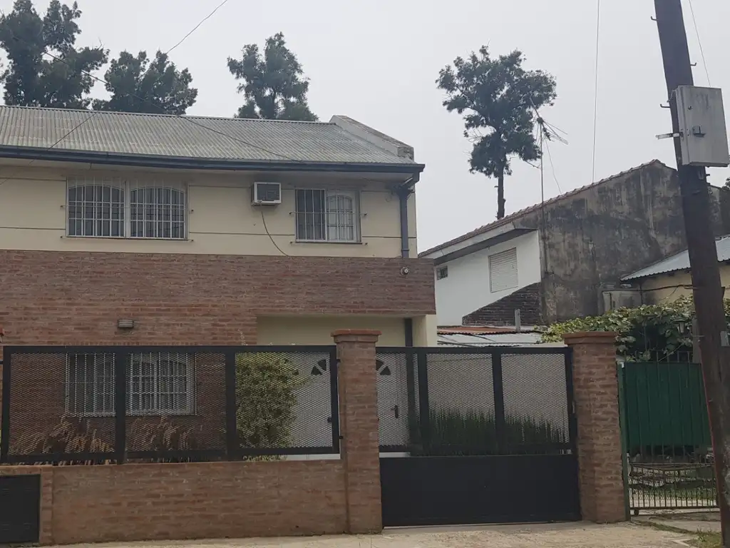 Casa de 3 dormitorios en 2 plantas living comedor, jardín y quincho con parrilla