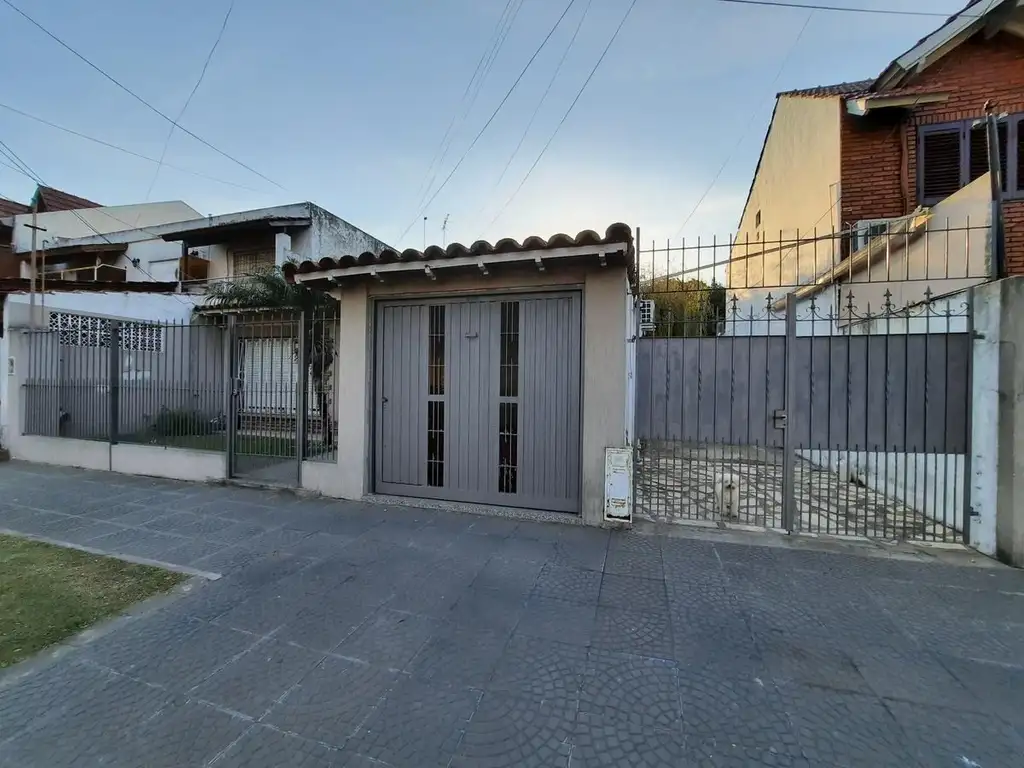 OPORTUNIDAD VENTA CASA DE 4 AMBIENTES EN MORON