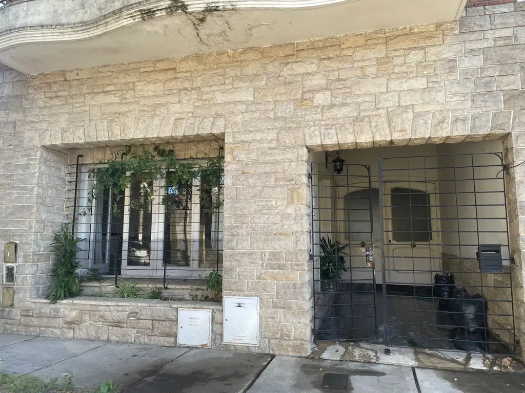 CASA EN DOS PLANTAS CON TRES DORMITORIOS EN BERNAL A METROS DE LA ESTACIÓN.