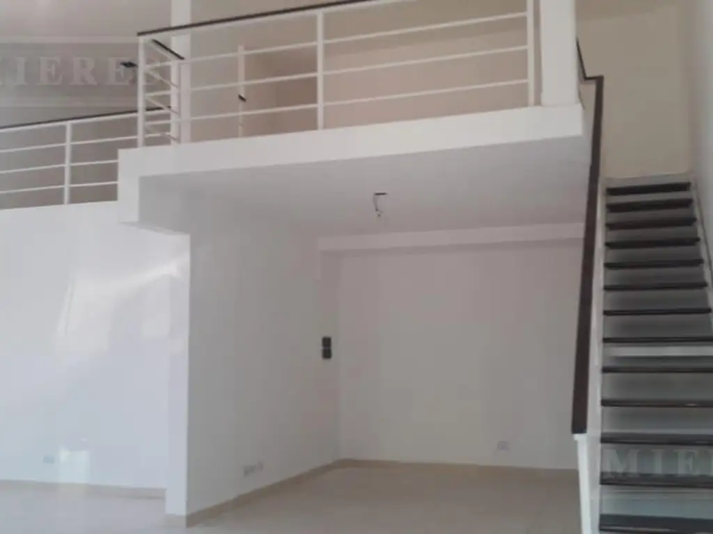 Local de 97.50 mts en Agora III venta con renta