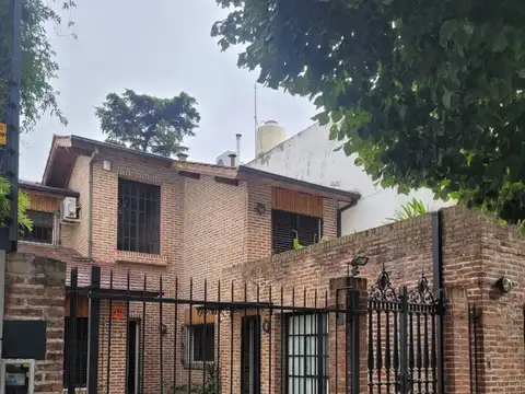 Casa Alquiler. Amplia. Luminosa. Con jardín. Excelente ubicación.