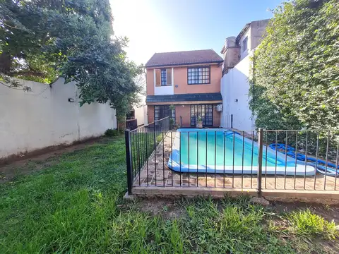 Hermosa casa de 4 ambientes con jardín y piscina.