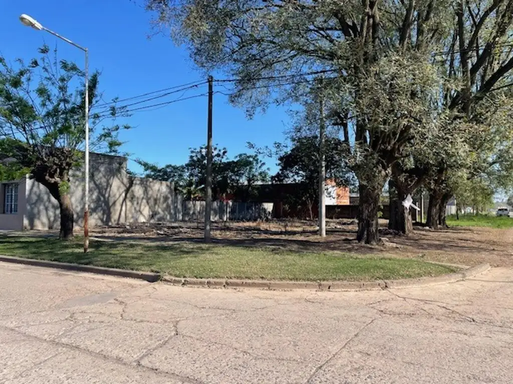 Amplio terreno en esquina Santa Lucía