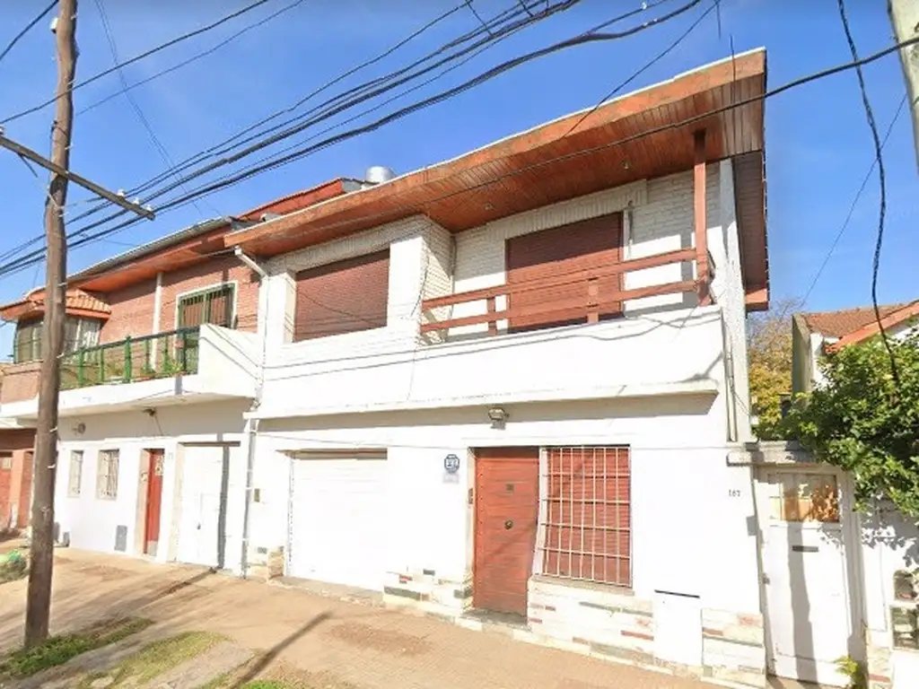 EXCELENTE VIVIENDA DE 4 DORMITORIOS + ESCRITORIO EN LOTE PROPIO DE 308m2 CERCA DE ESTACION.