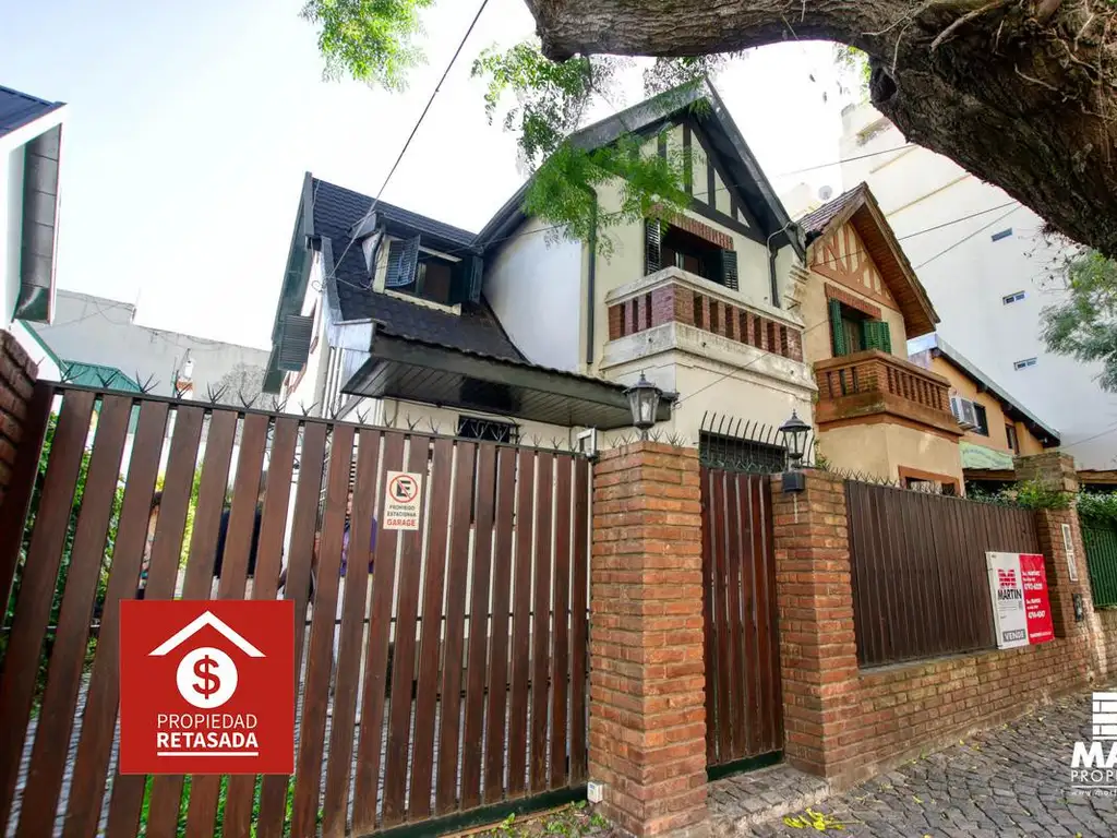 Casa con cochera, jardín y pileta - Olivos, a una cuadra de la Avenida.