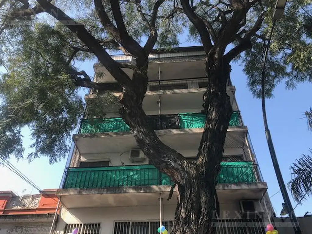 EdifIcio en  bloque, 1.678 mts cubiertos, 21 dptos, mas 2 locales en PB