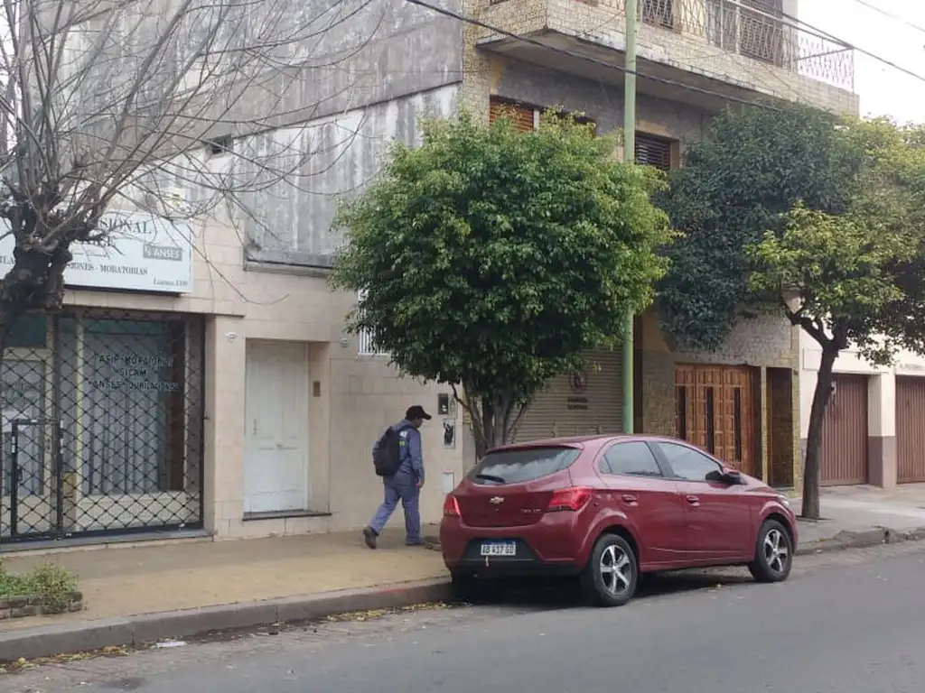 Casa antigua, local con vivienda de 4 ambientes y fondo libre, sobre lote propio, regia ubicación.