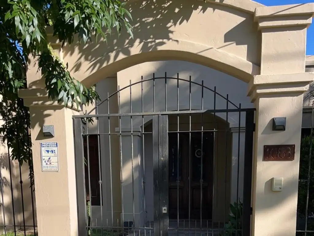 Excelente casa con jardin y pileta en alquiler. Barrio Pellegrini III