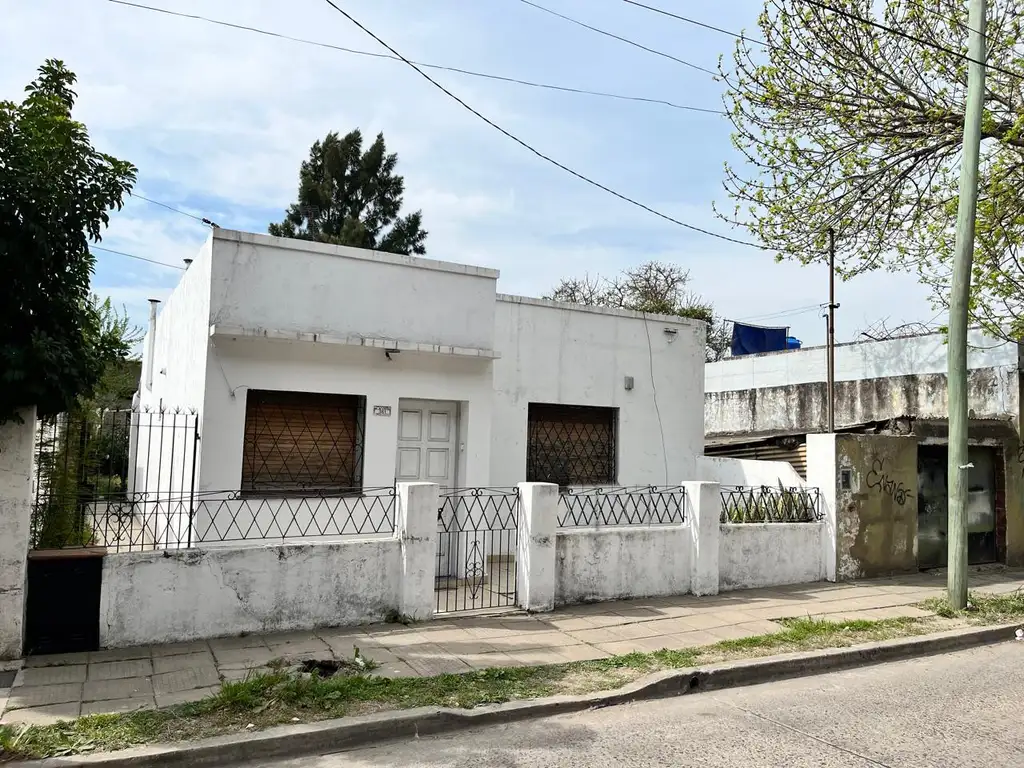 OPORTUNIDA CASA AMERICANA SOLO A 5 CUADRAS DE LAS ESTACION MERLO NORTE  APTO CREDITO