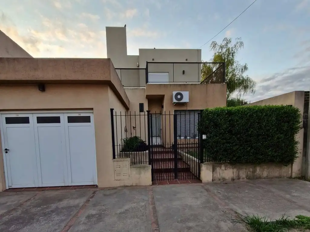 CASA EN VENTA CON PILETA EN ROJAS