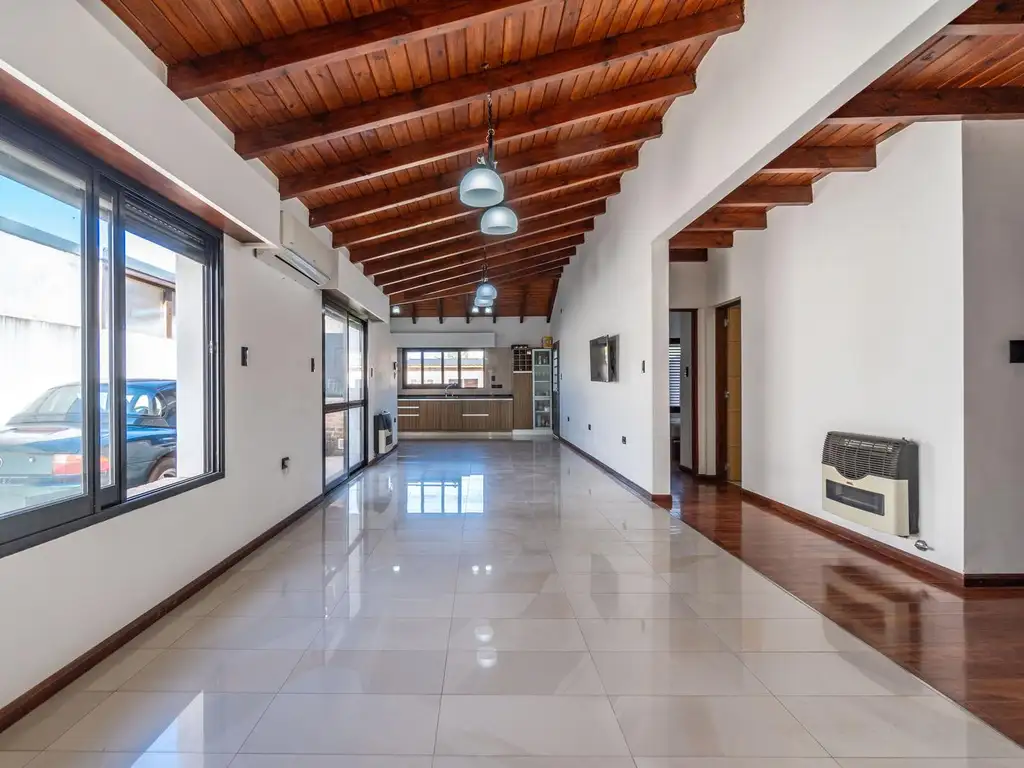 VENTA - Casa domotizada - 2 dormitorios - Jardín, Pileta y Quincho - Villa Elvira, Funes