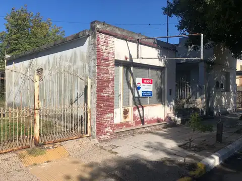 CASA EN VENTA EN RECONQUISTA CENTRICA GRAN TERRENO