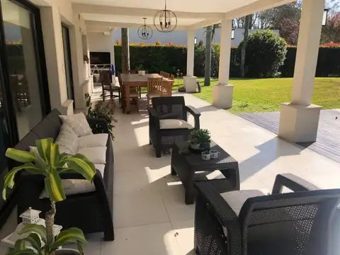 Casa en Venta - 3 dormitorios - USD 460.000