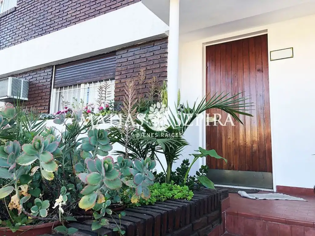 Casa - Venta - Argentina, Castelar - Av. Sarmiento 2600