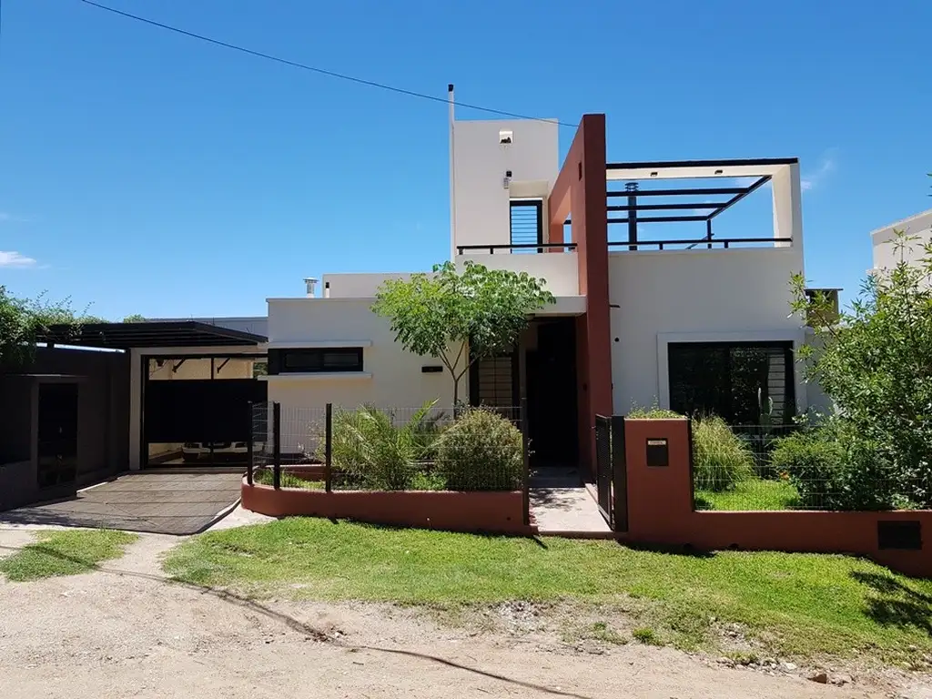 EXCELENTE CASA EN VENTA EN VILLA CARLOS PAZ, 3 DORMITORIOS, PILETA, VISTA PANORÁMICA, HERMOSA.