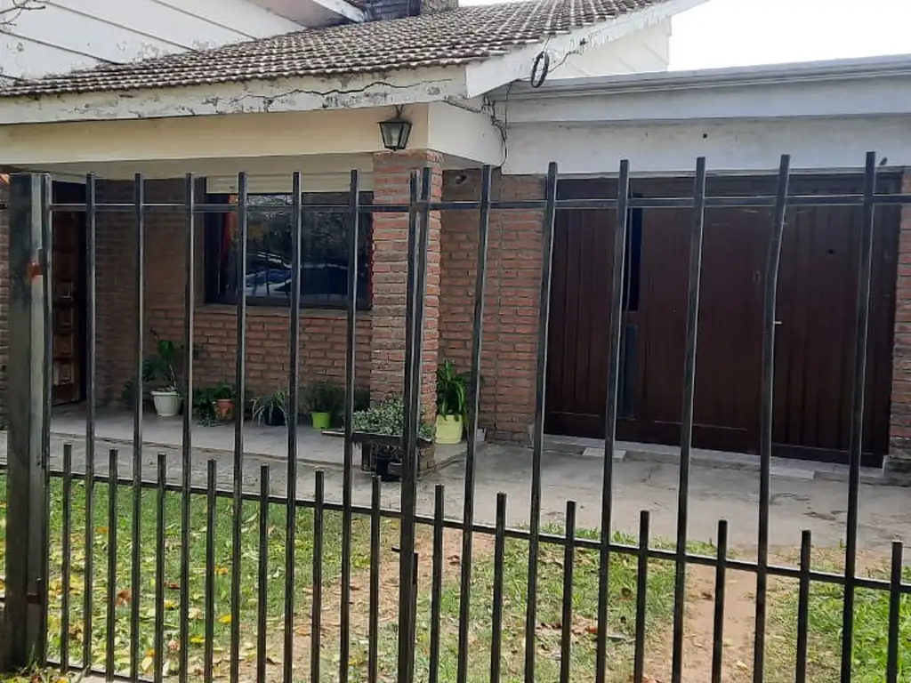 VENDO CASA CAYASTA SANTA FE ( CALLE PEDRO LEAL)