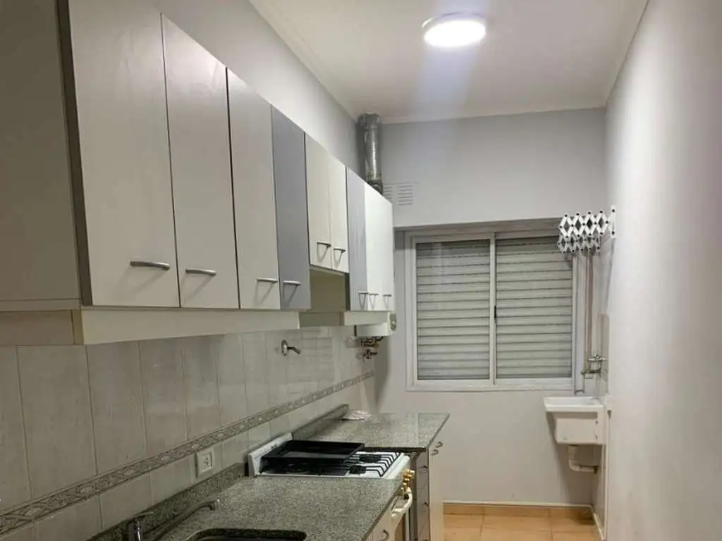 Departamento tipo Casa 4 Ambientes al frente con Balcon en 1er Piso por escalera