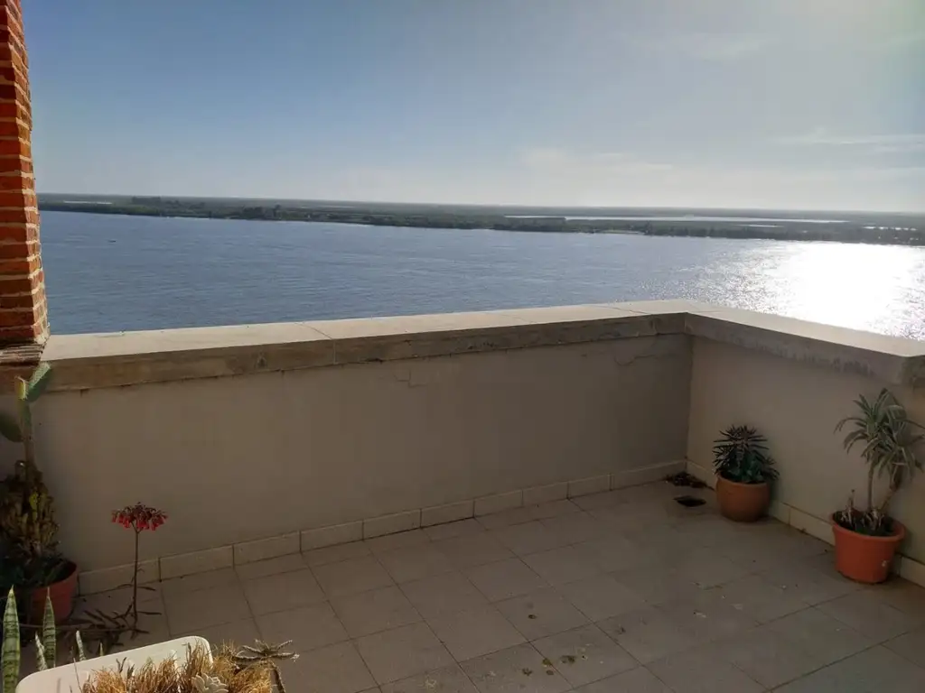 del Rey Inmobiliaria: Puerto Norte, triplex, 156 m2, vista río, permuta.-