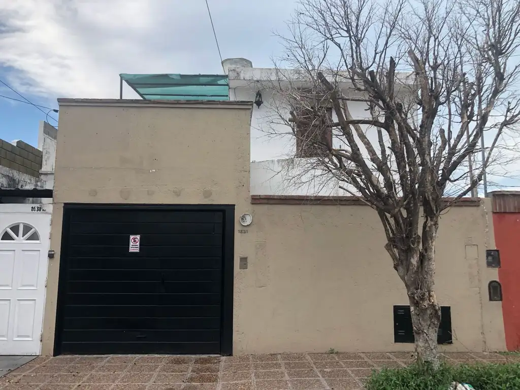 SE VENDE CASA DOS DORMITORIOS BARRIO ALTAMIRA