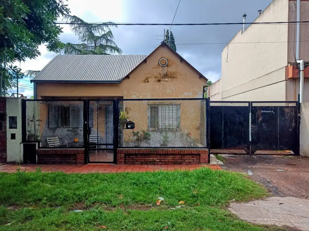 Casa con galpón de 300m2 en terreno de 700m2