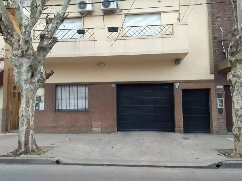 Villa Lynch. Casa en PB 3 amb. c/cochera 2 autos + 3 amb. en