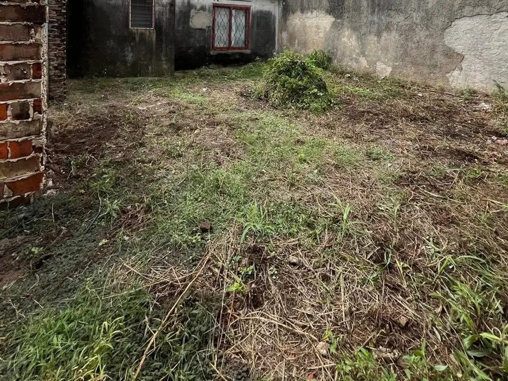 Terreno, con una construcción, muy buena ubicación