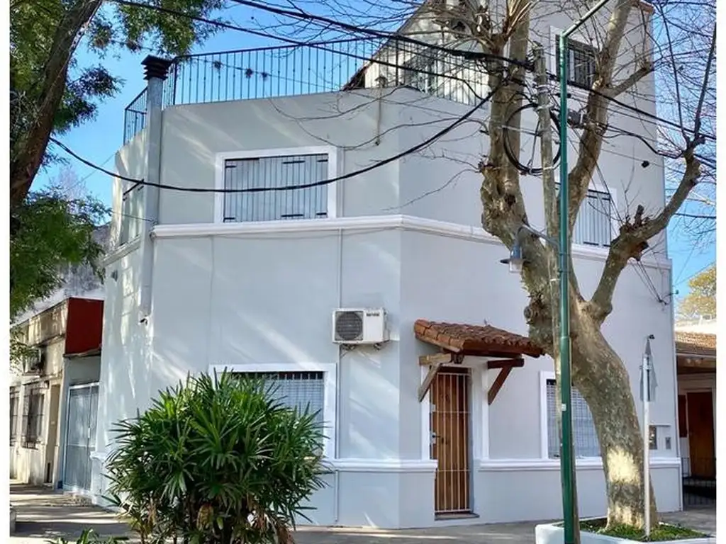 CASA DE 3 DORMITORIOS, PATIO Y TERRAZA, EXCELENTE ENTORNO. VIAS A LIBERTADOR