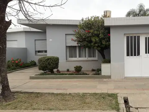 Venta Casa Sastre Impecable.Servicios.Céntrica