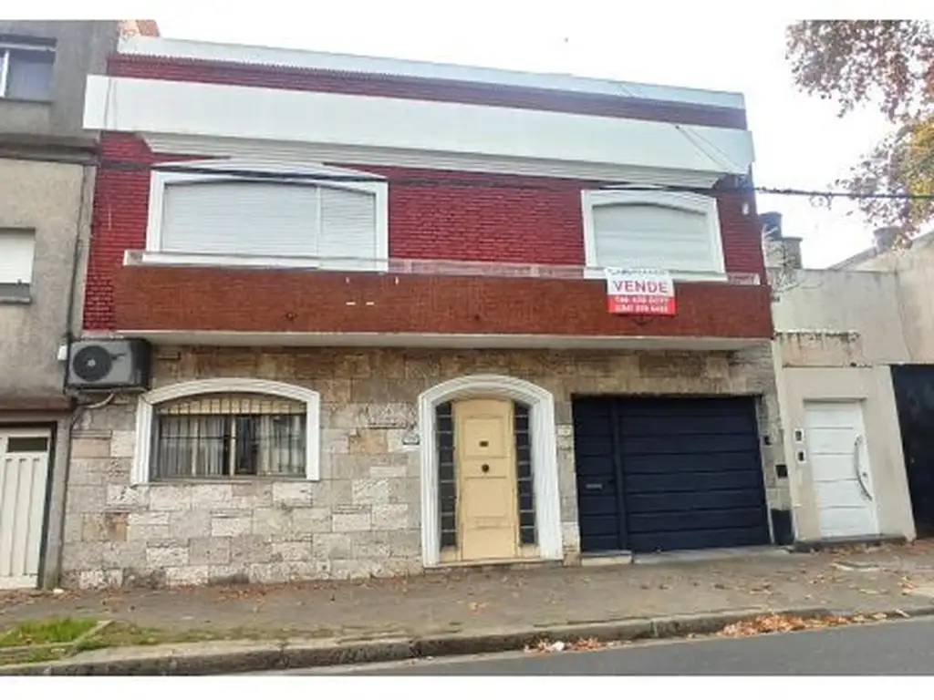 Casa Planta Alta de 3 dormitorios en barrio Arroyito. Ideal uso profesional