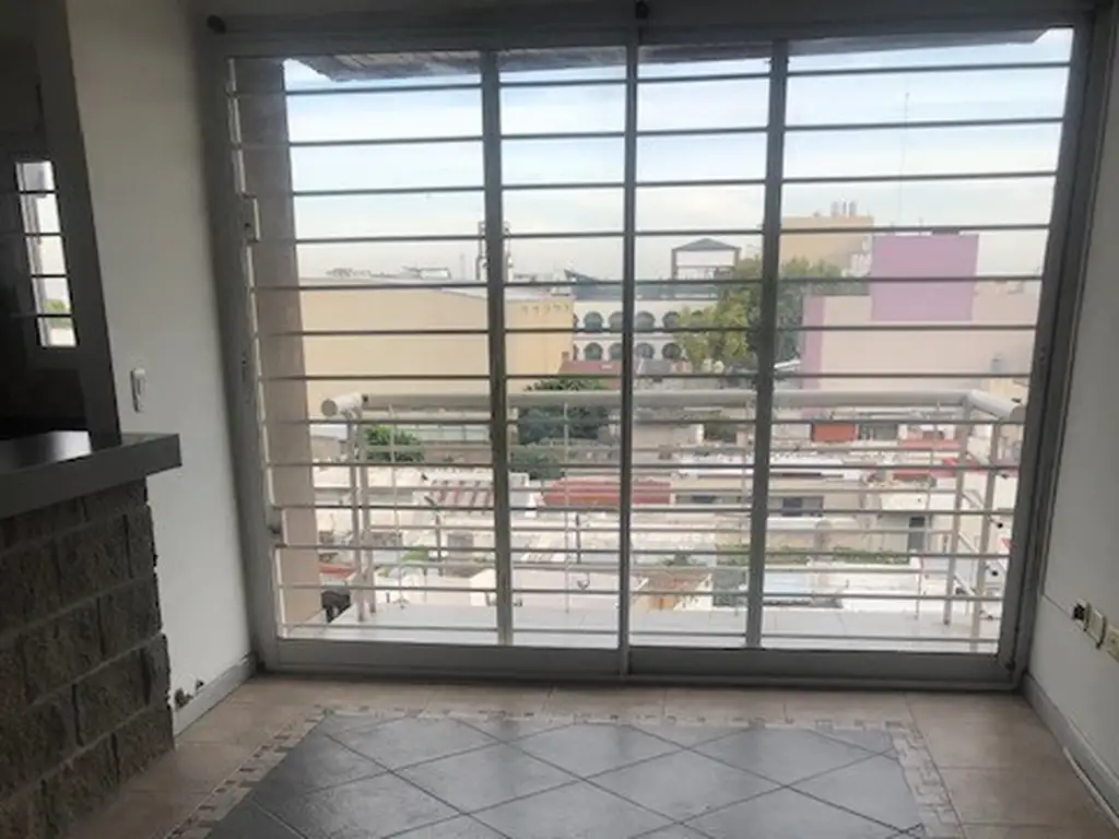 Departamento en a la venta a mts. de avenida. Con cochera cubierta.