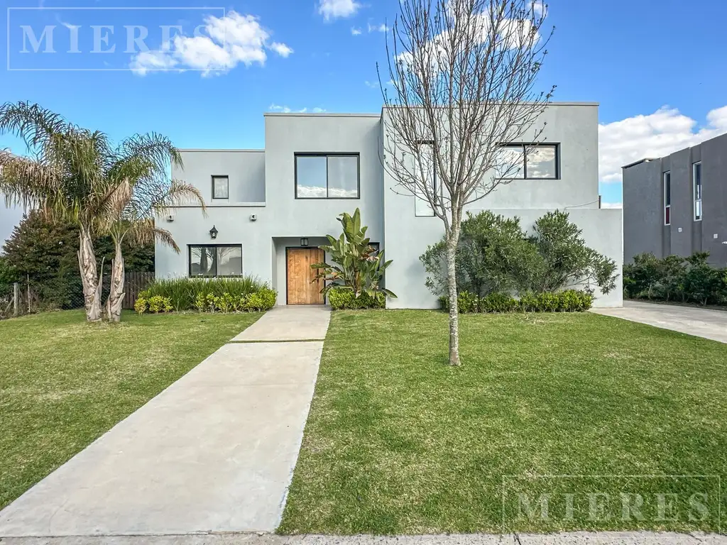 Casa en venta sobre lote a la laguna en Puertos barrio Muelles