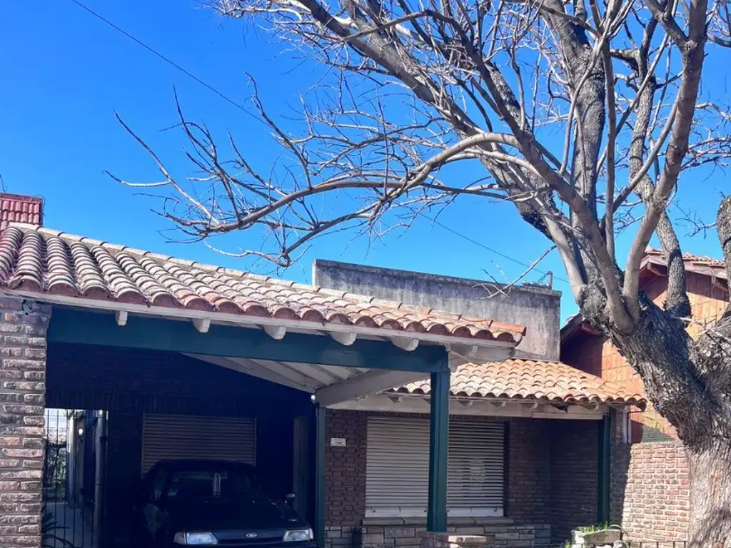 Casa desarrollada en una planta, en muy buena ubicación. Lote propio