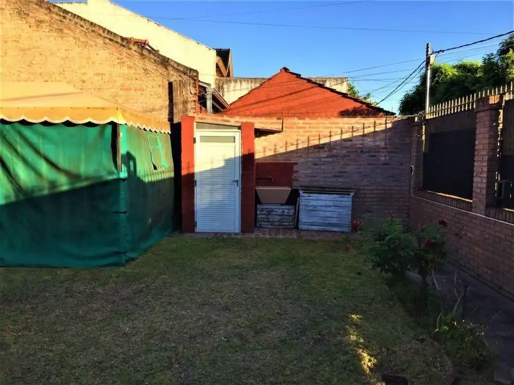 Lote y departamento de 2 ambientes en muy buen estado