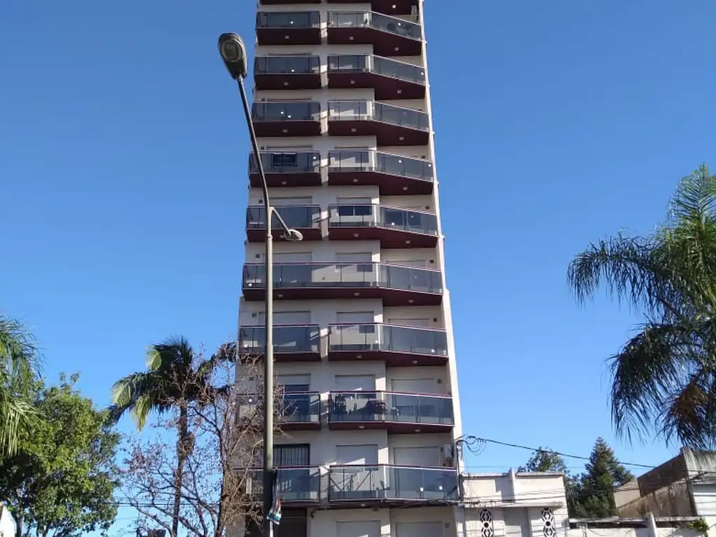 Departamento con balcón al frente. Excelente estado de conservación.