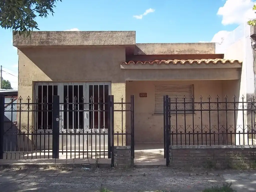 Venta Casa Centrica.Con Servicios.Excelente Oportunidad.