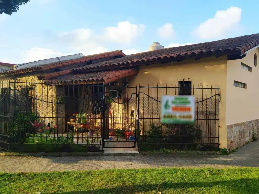 EXCELENTE CASA LOTE PROPIO EN ESQUINA CON PATIO Y COCHERA. E