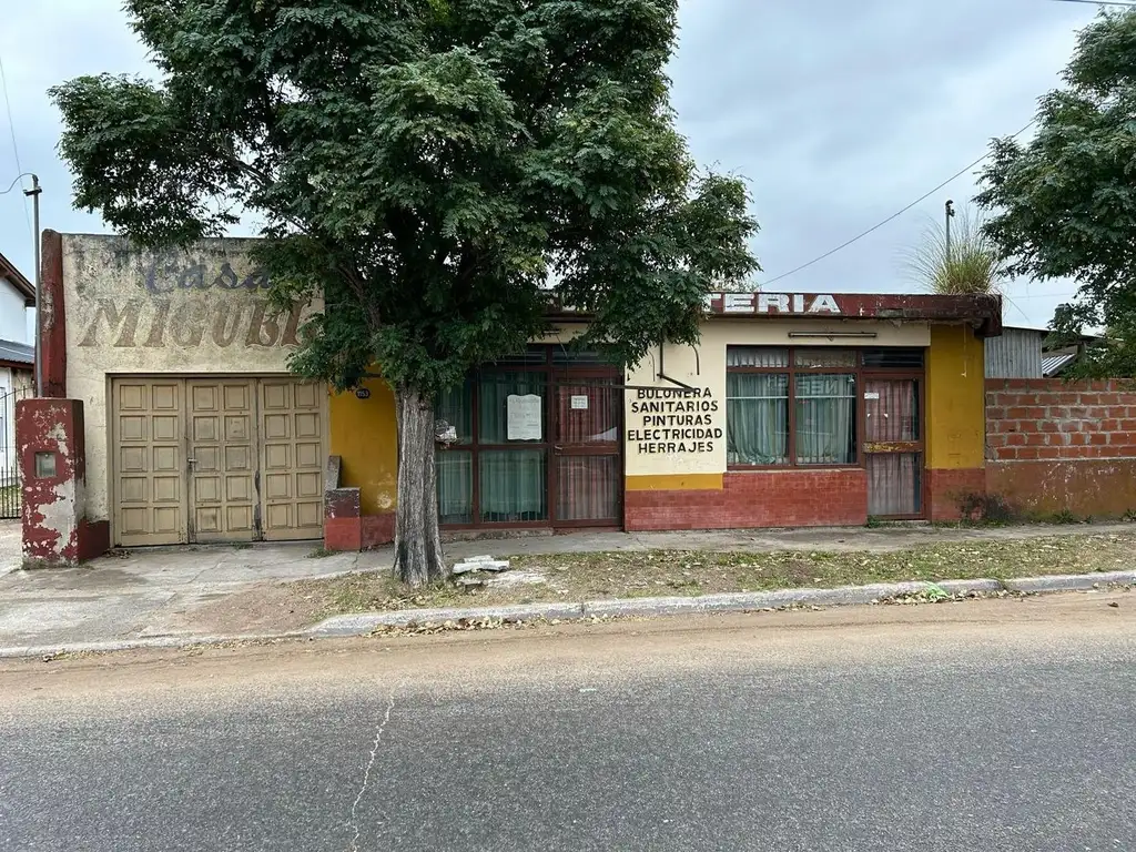 AMPLIO LOCAL CON VIVIENDA SOBRE CALLE 8