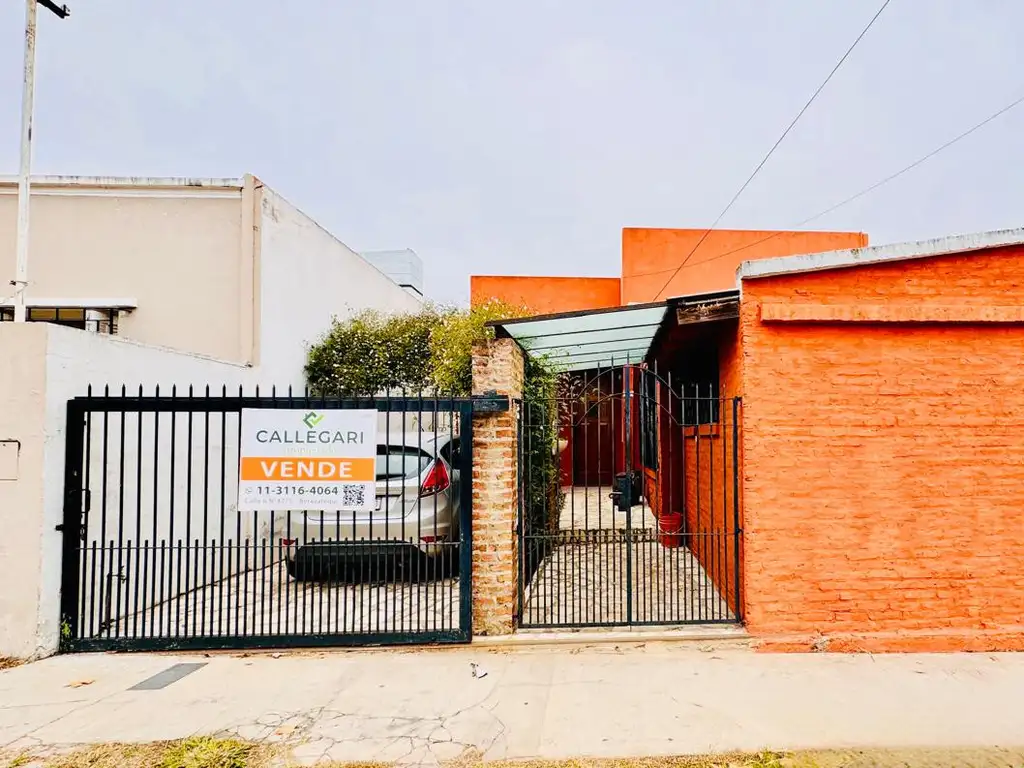 Casa en venta o permuta de 6 ambientes con parque en Berazategui. APTA CREDITO HIPOTECARIO