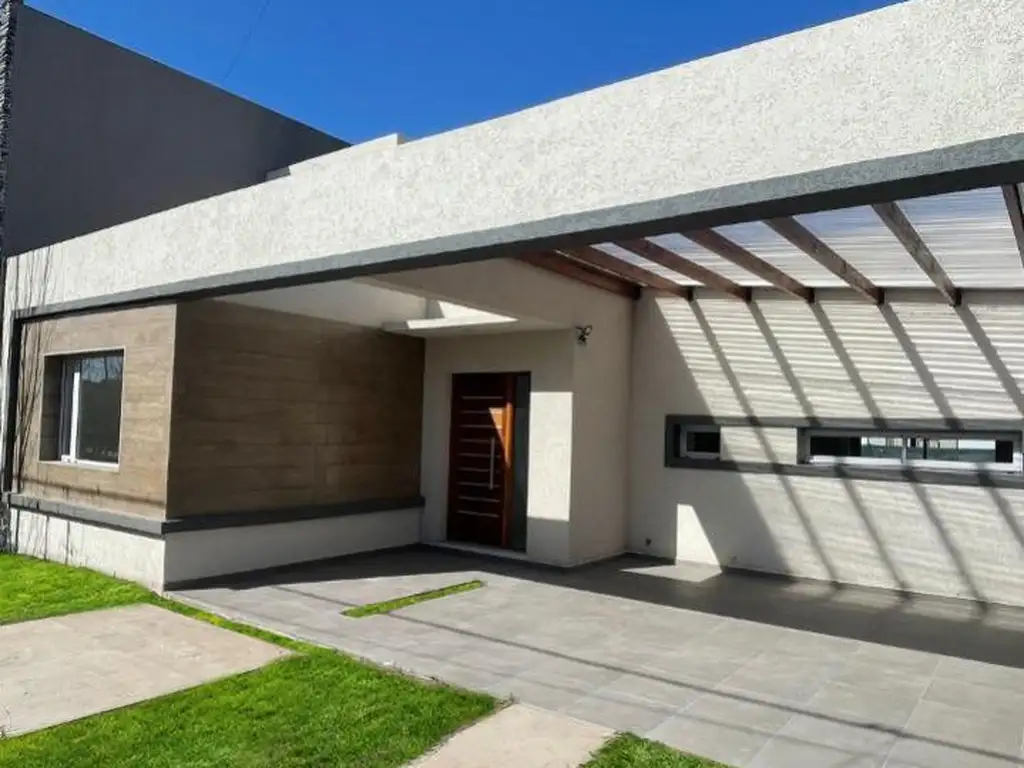 Casa en venta en Roldán, 2 dormitorios c/ excelente calidad constructiva.