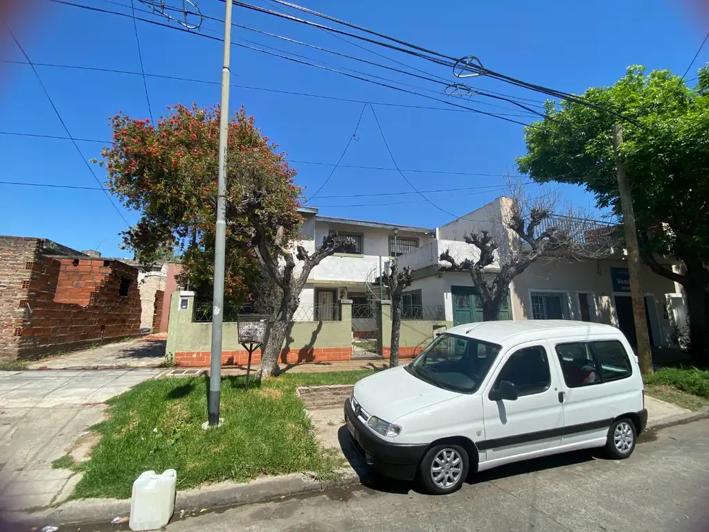 Casa de tres amb en PB + casa en Planta Alta con entrada independiente en Villa Bonich