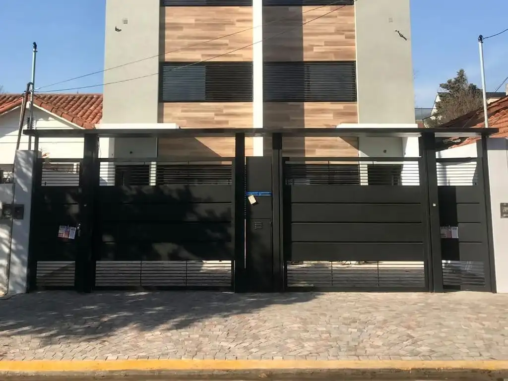 Triplex a estrenar olivos, cochera x2, jardin 3 dormis  play